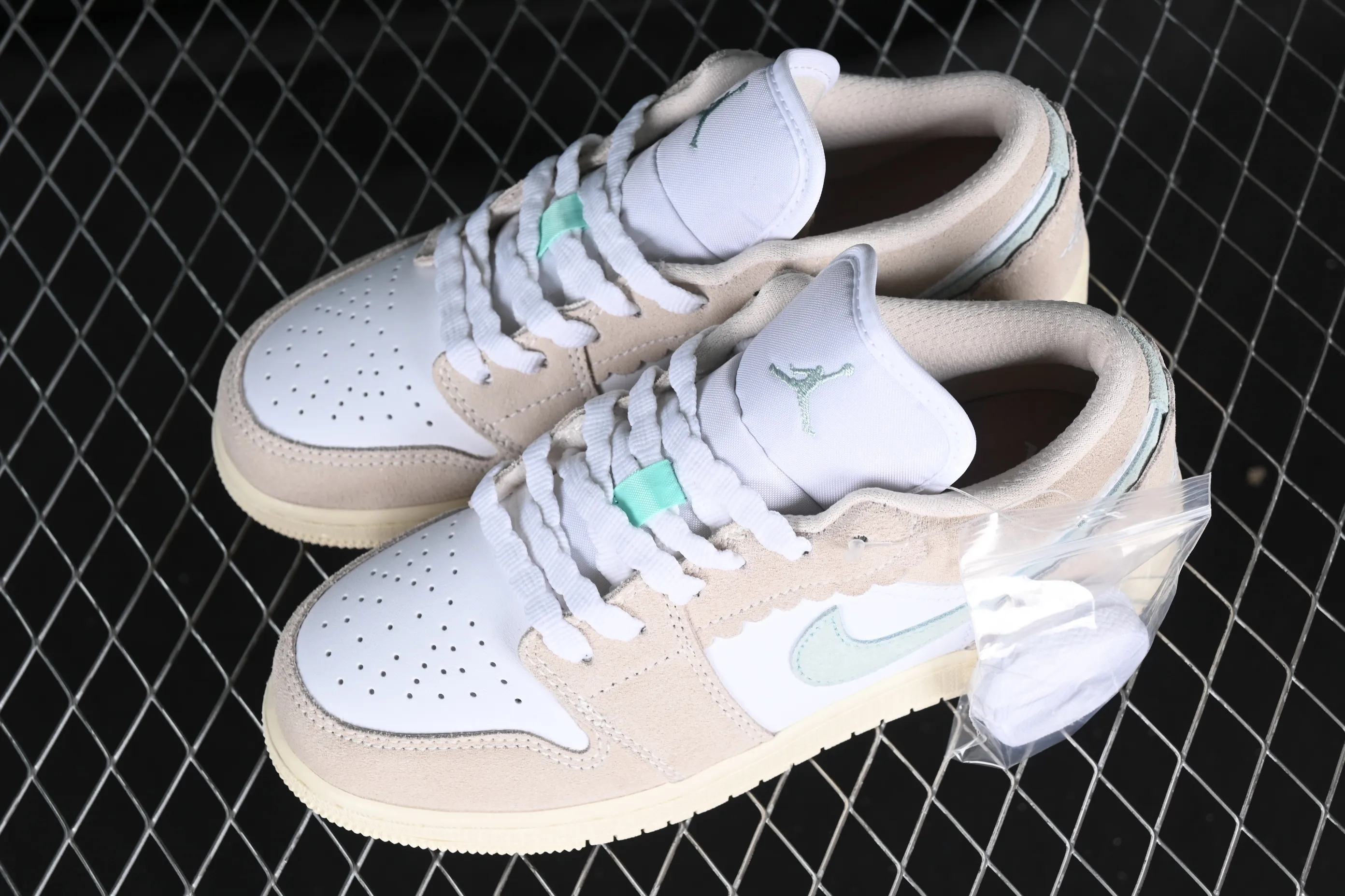 All categories Air Jordan Jordan series basketball shoes Air Jordan 1 Low G version pure original Air Jordan 1 Low AJ1 Joe 1 pink and white low-top cultural casual sneakers DZ5356-800